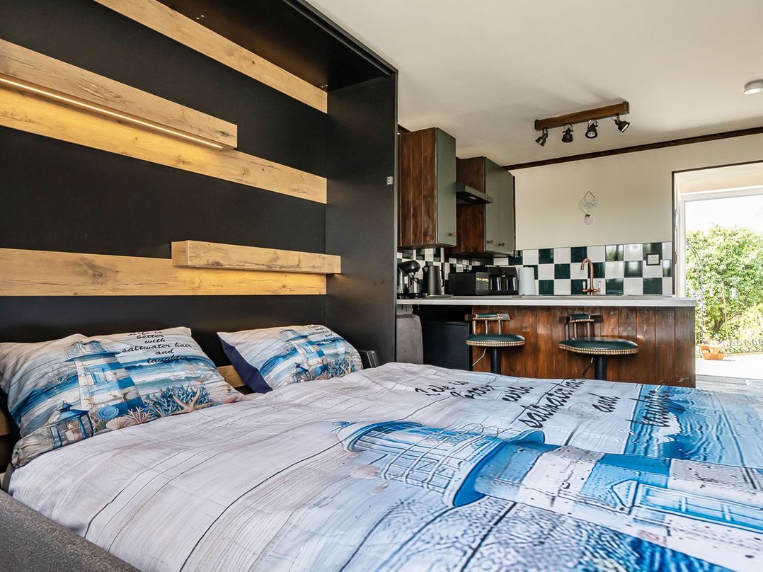 Studio Sleeps 2 with Parking and Garden