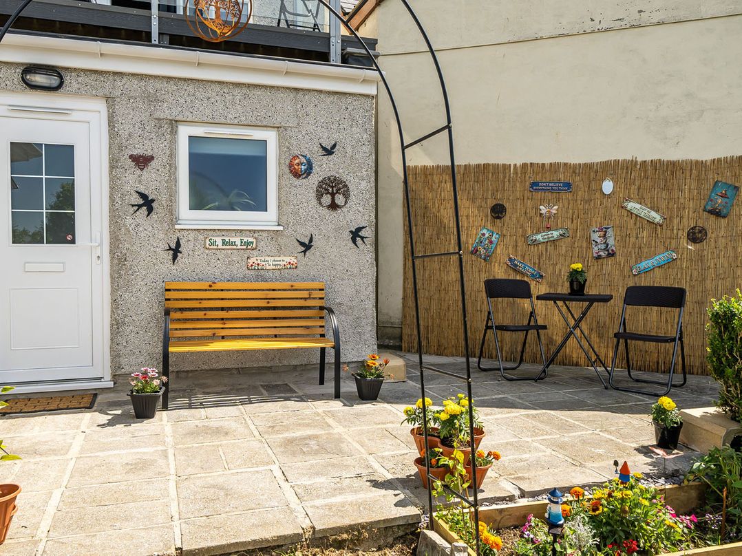 Studio Sleeps 2 with Parking and Garden