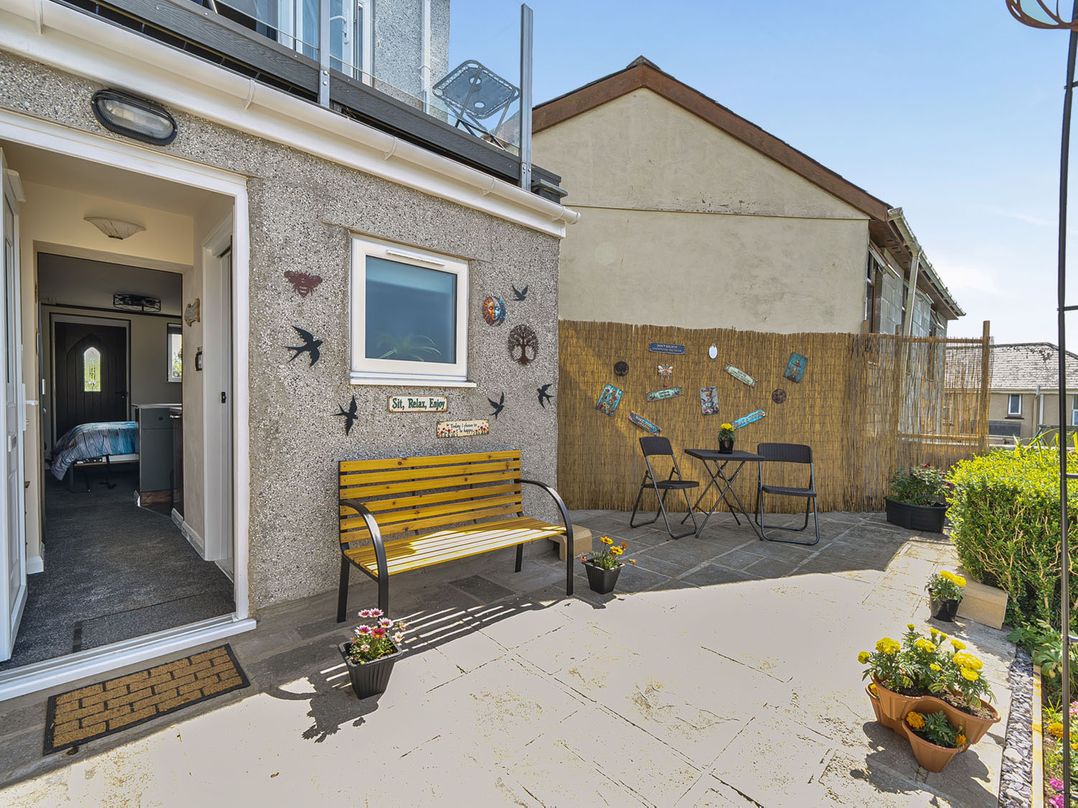 Studio Sleeps 2 with Parking and Garden