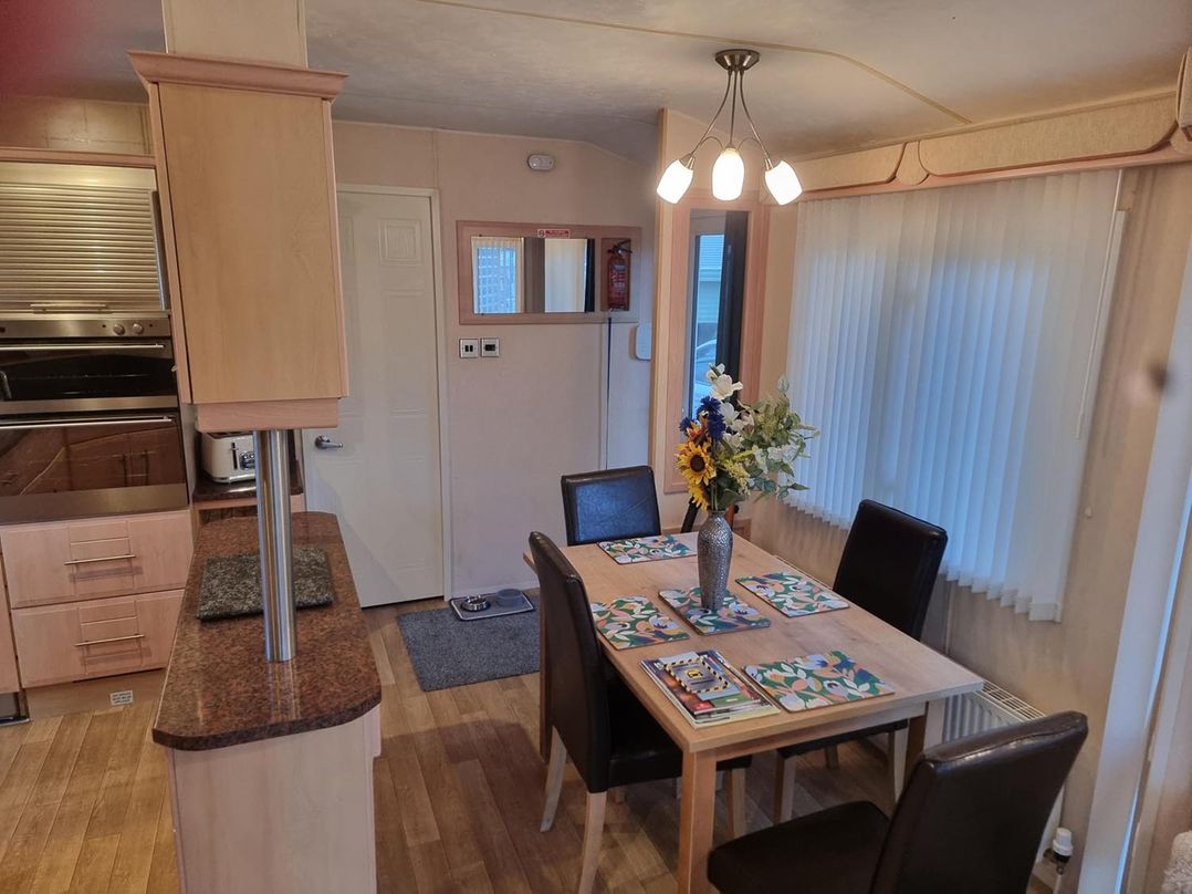 Chalet Sleeps 6 swimming pool