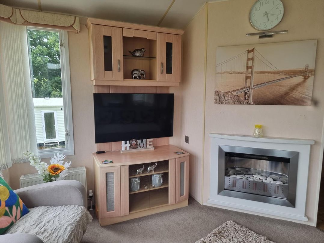 Chalet Sleeps 6 swimming pool