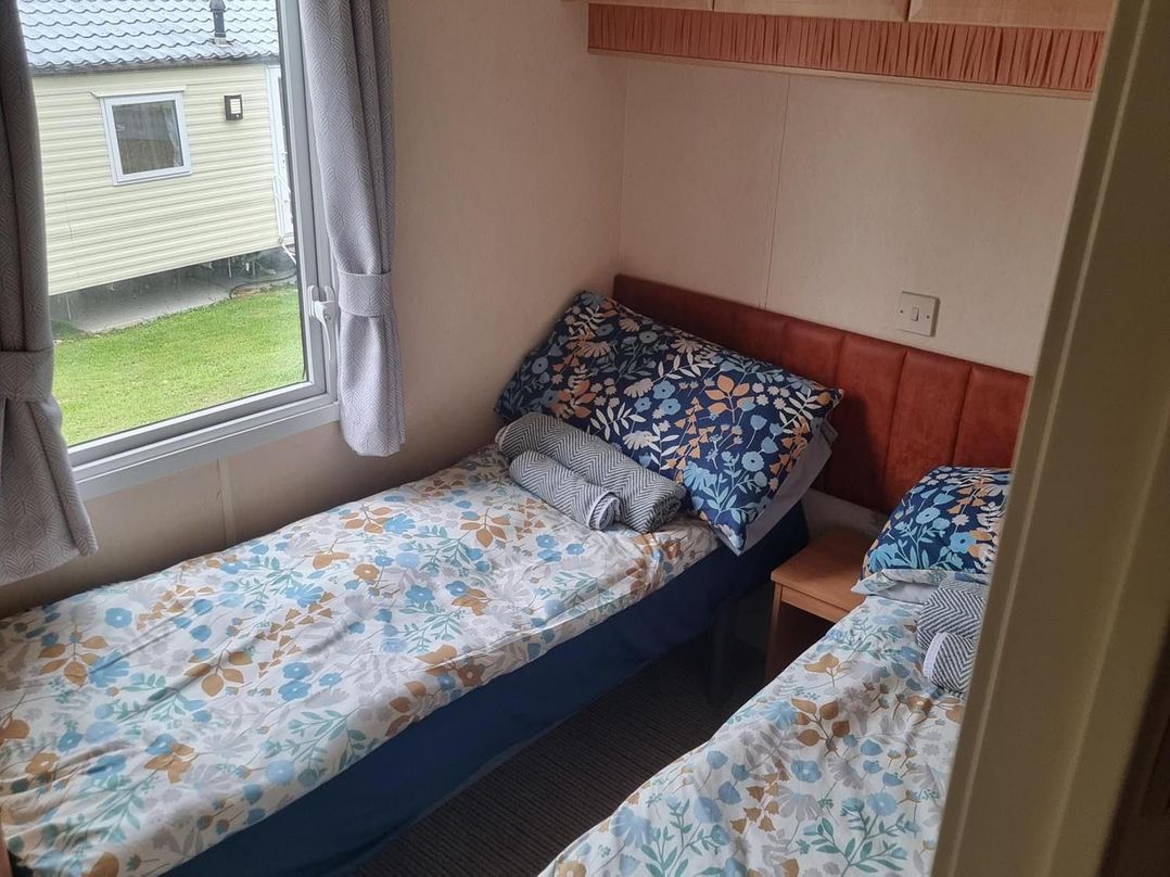 Chalet Sleeps 6 swimming pool