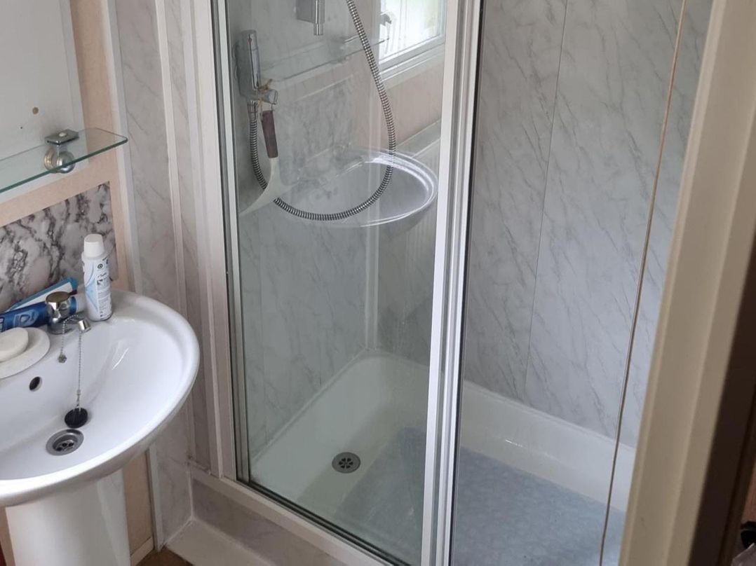 Chalet Sleeps 6 swimming pool