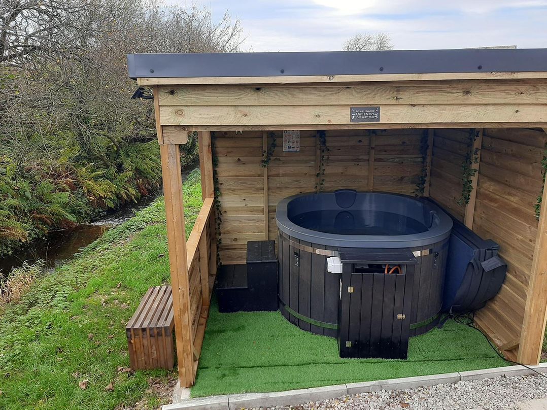 Min yr Afon Cabin  Sleeps2  Hot Tub Parking