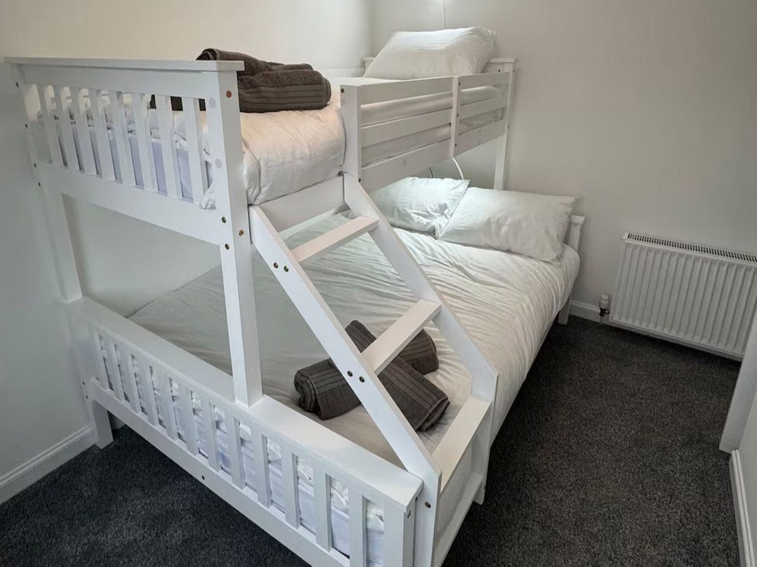Family Garden Parking WiFi Sleeps 5