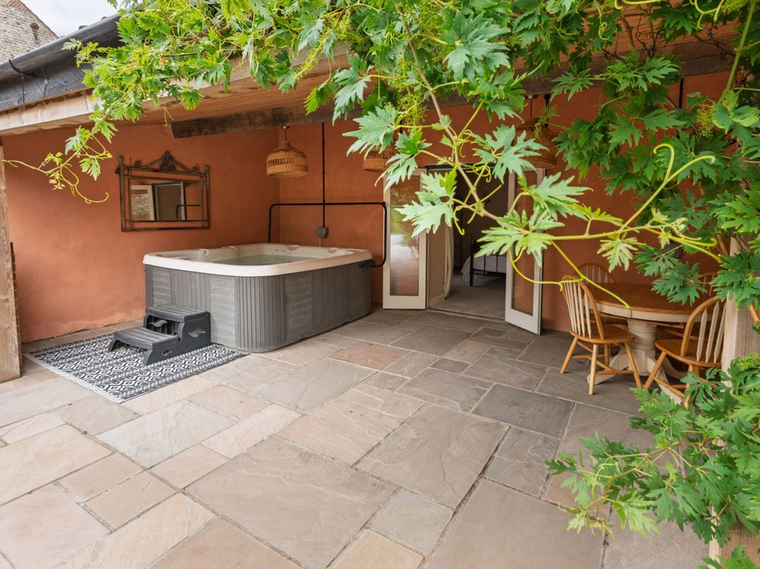 North Norfolk Garden Retreat with Private Hot Tub