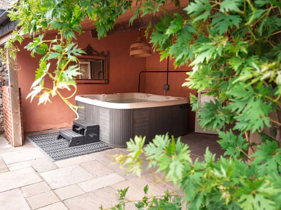 North Norfolk Garden Retreat with Private Hot Tub