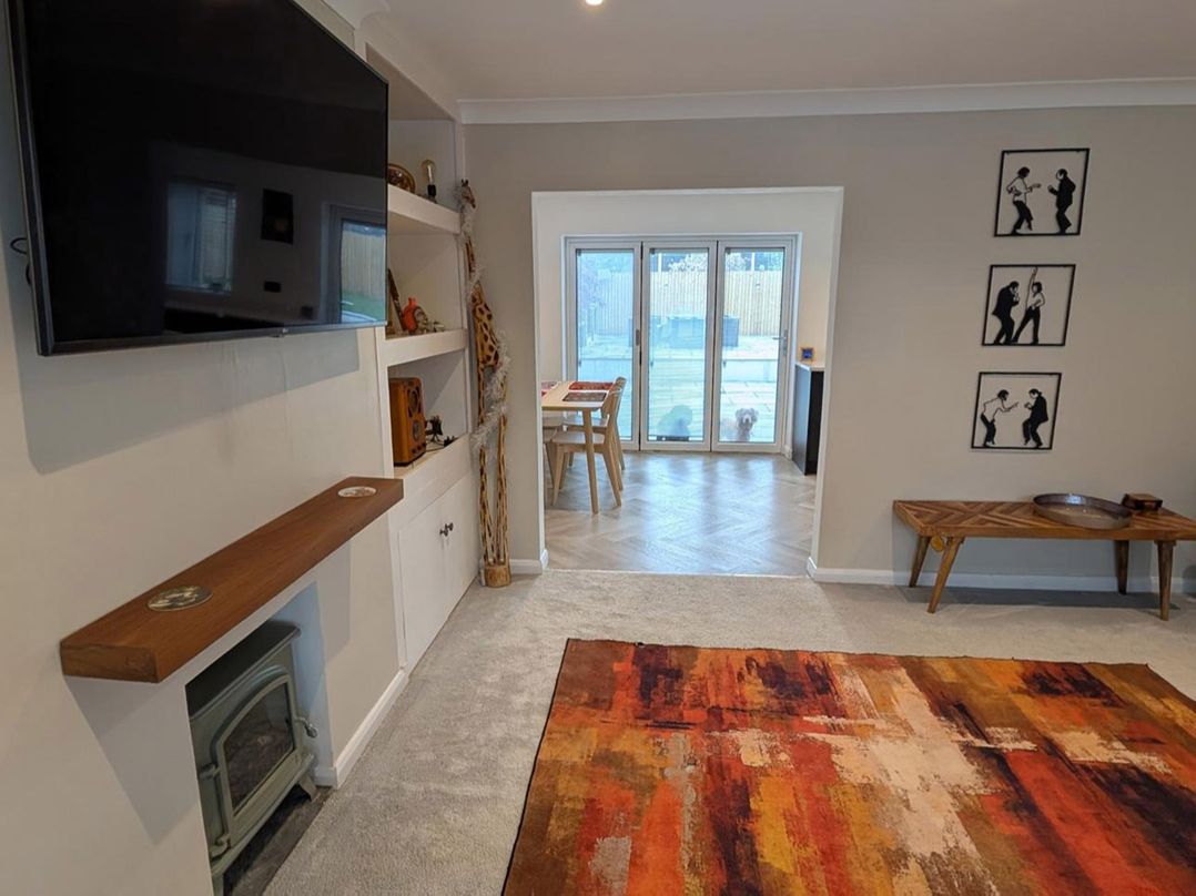 3 Bed Sleeps 5 Garden Parking Pets