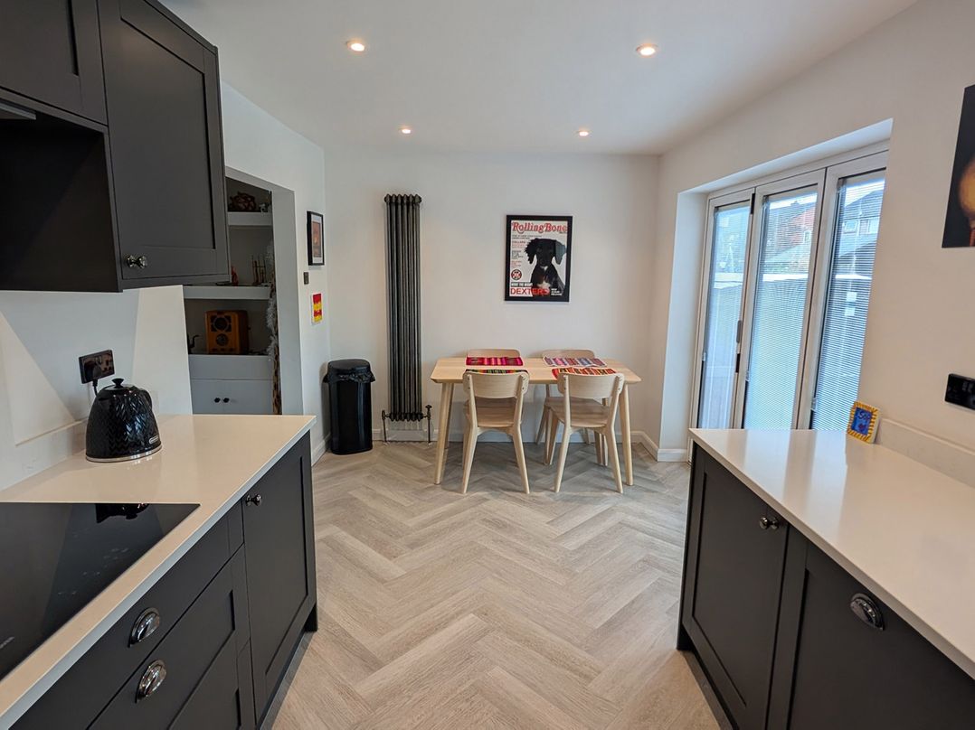 3 Bed Sleeps 5 Garden Parking Pets