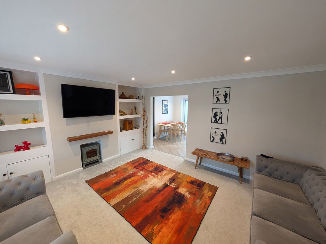 3 Bed Sleeps 5 Garden Parking Pets