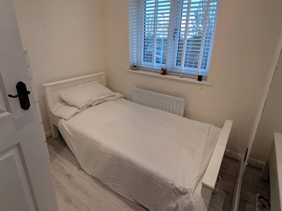 3 Bed Sleeps 5 Garden Parking Pets