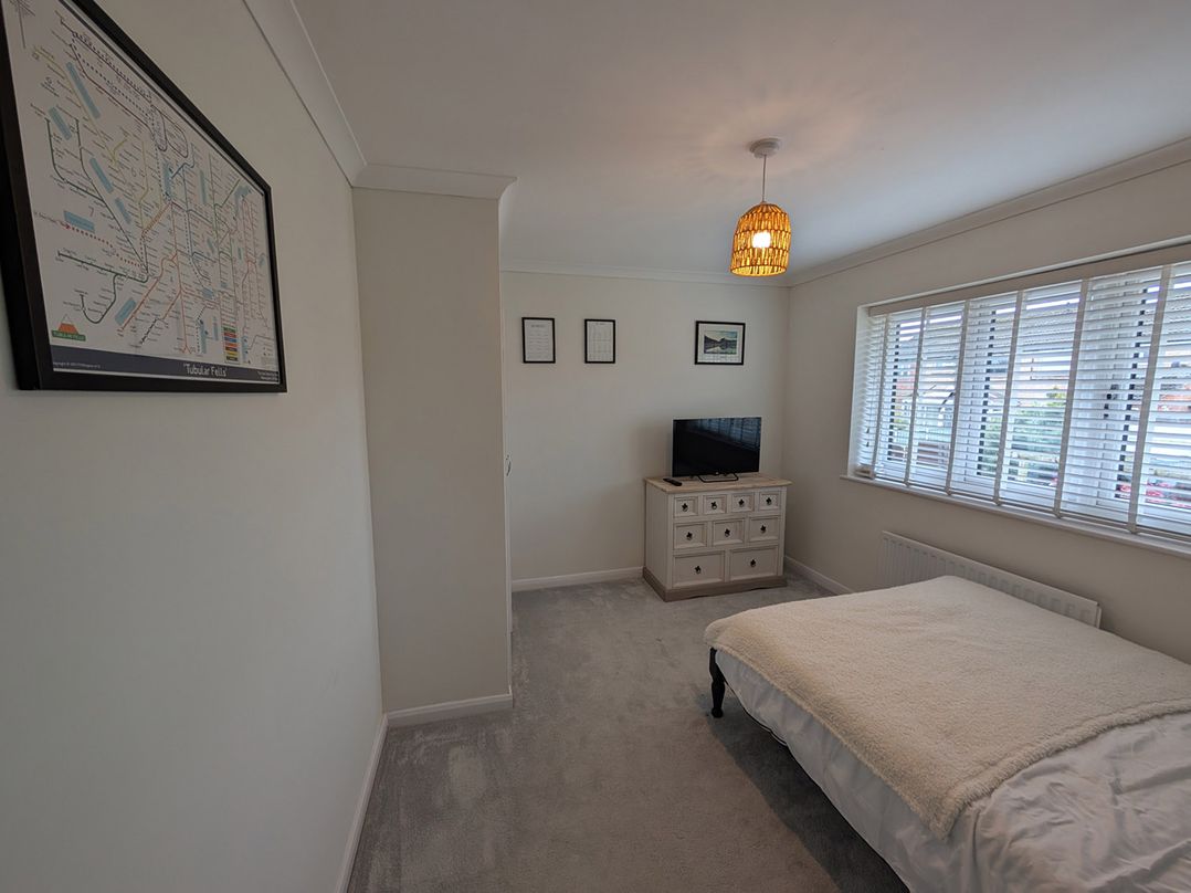 3 Bed Sleeps 5 Garden Parking Pets