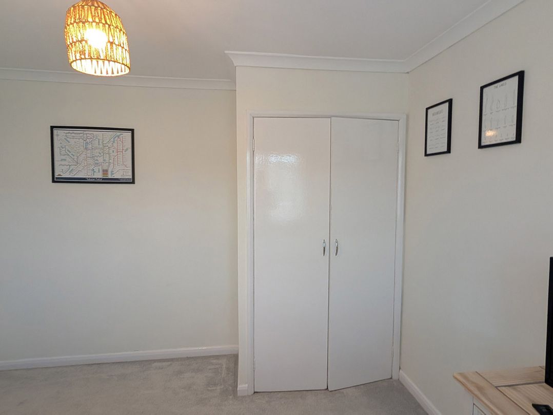 3 Bed Sleeps 5 Garden Parking Pets