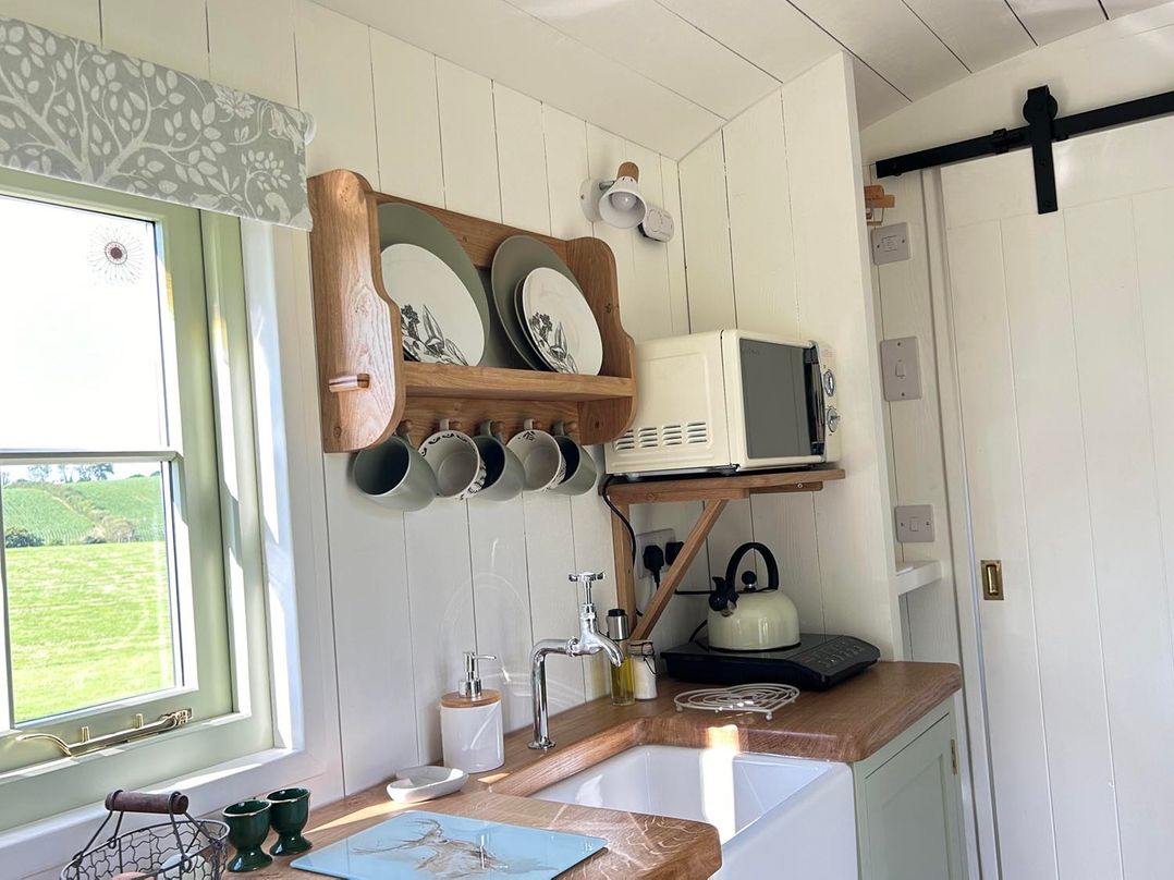 Cosy Luxury Owls Roost Hut with Private Hot Tub