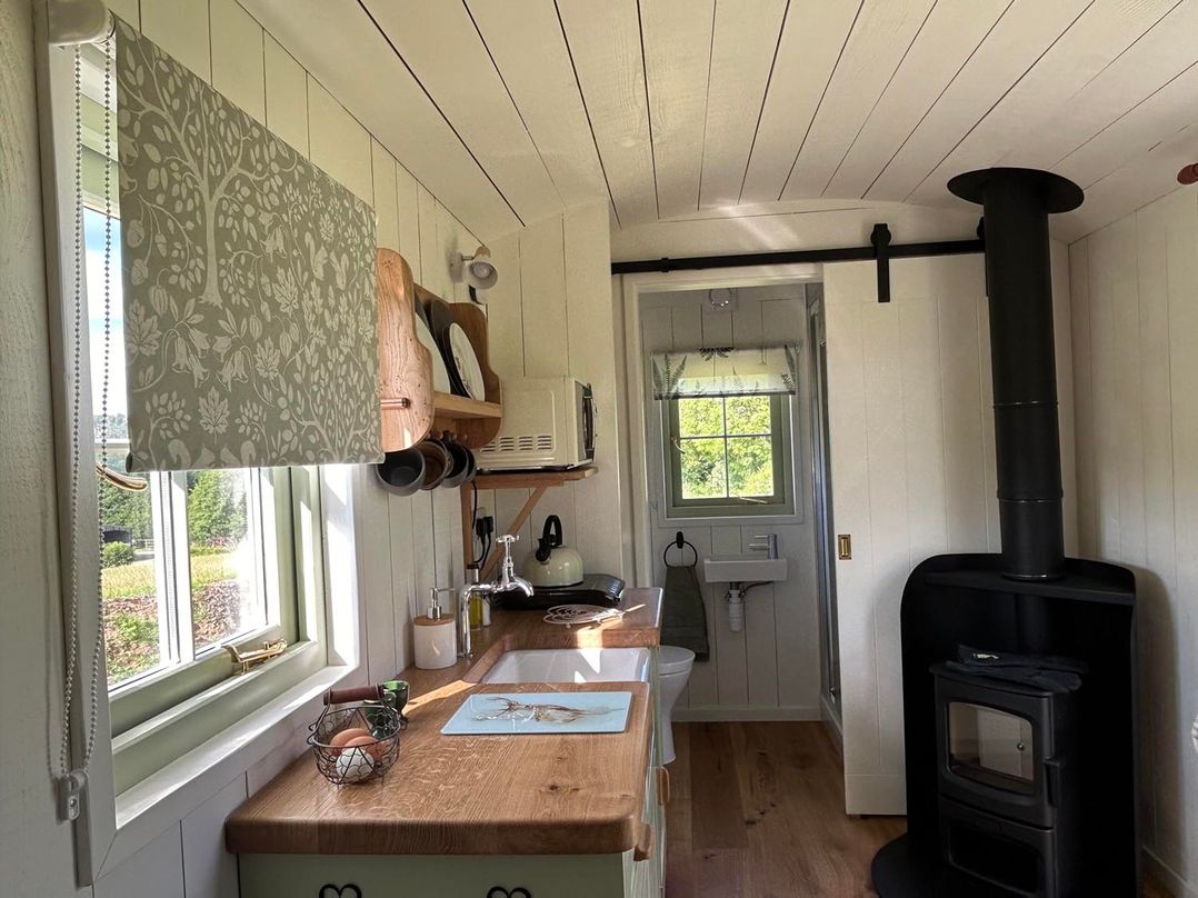 Cosy Luxury Owls Roost Hut with Private Hot Tub