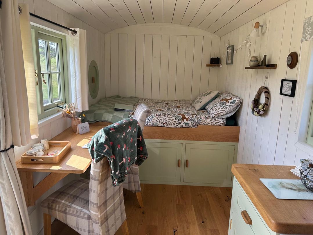 Cosy Luxury Owls Roost Hut with Private Hot Tub
