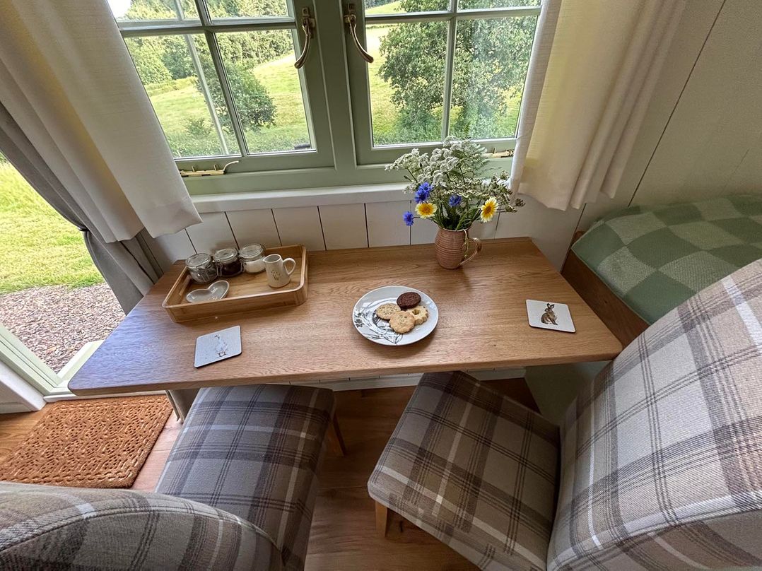 Cosy Luxury Owls Roost Hut with Private Hot Tub