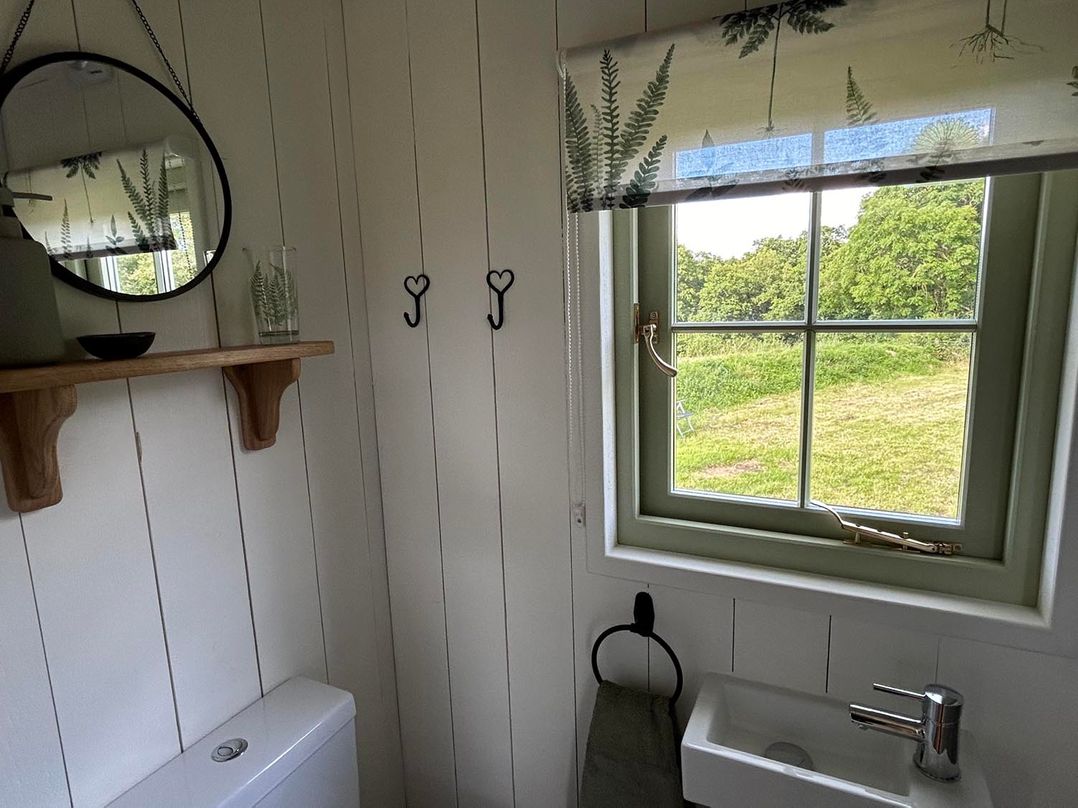Cosy Luxury Owls Roost Hut with Private Hot Tub
