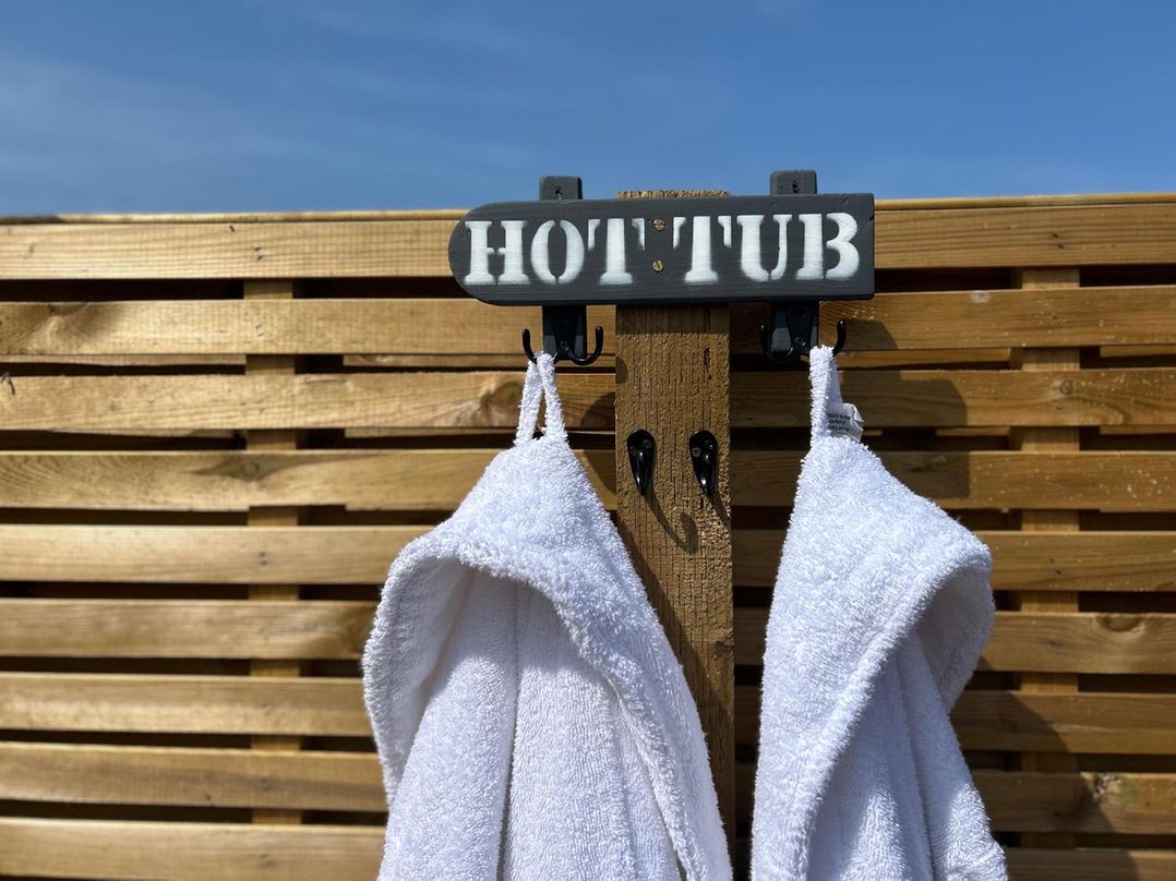 Cosy Luxury Owls Roost Hut with Private Hot Tub