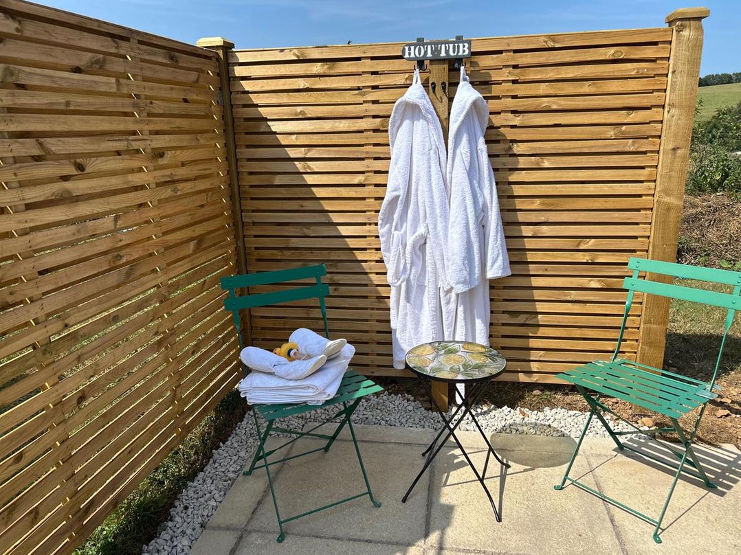 Cosy Luxury Owls Roost Hut with Private Hot Tub