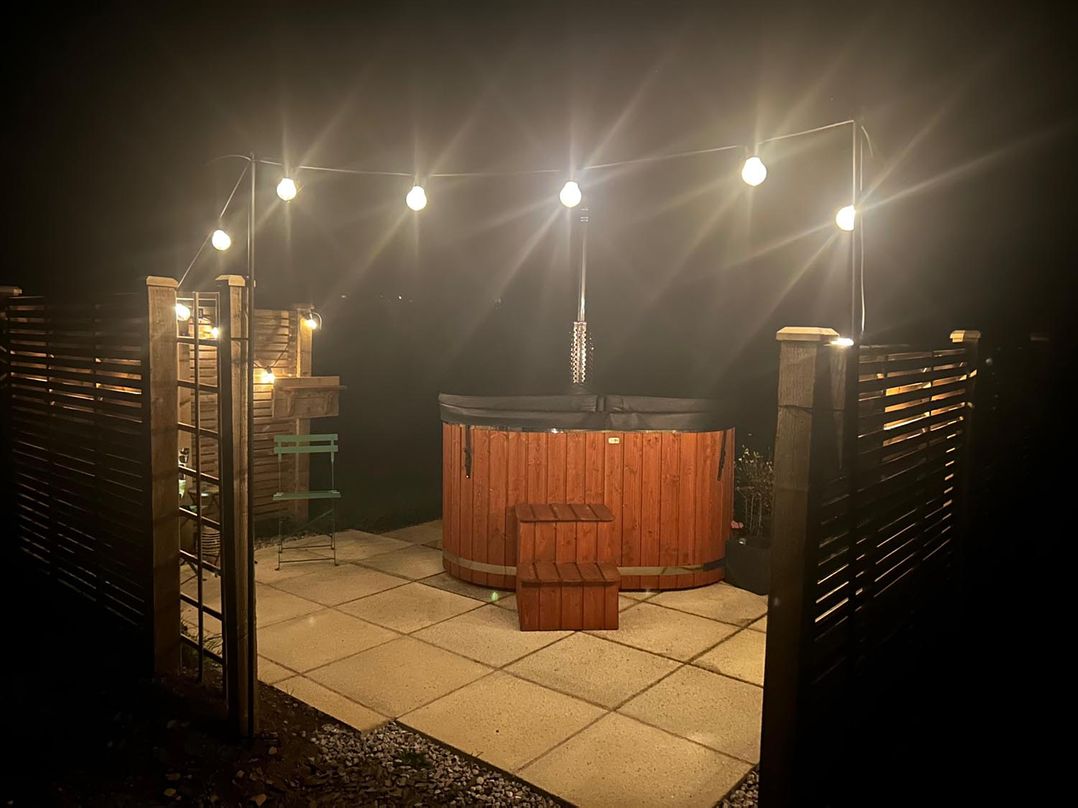 Cosy Luxury Owls Roost Hut with Private Hot Tub