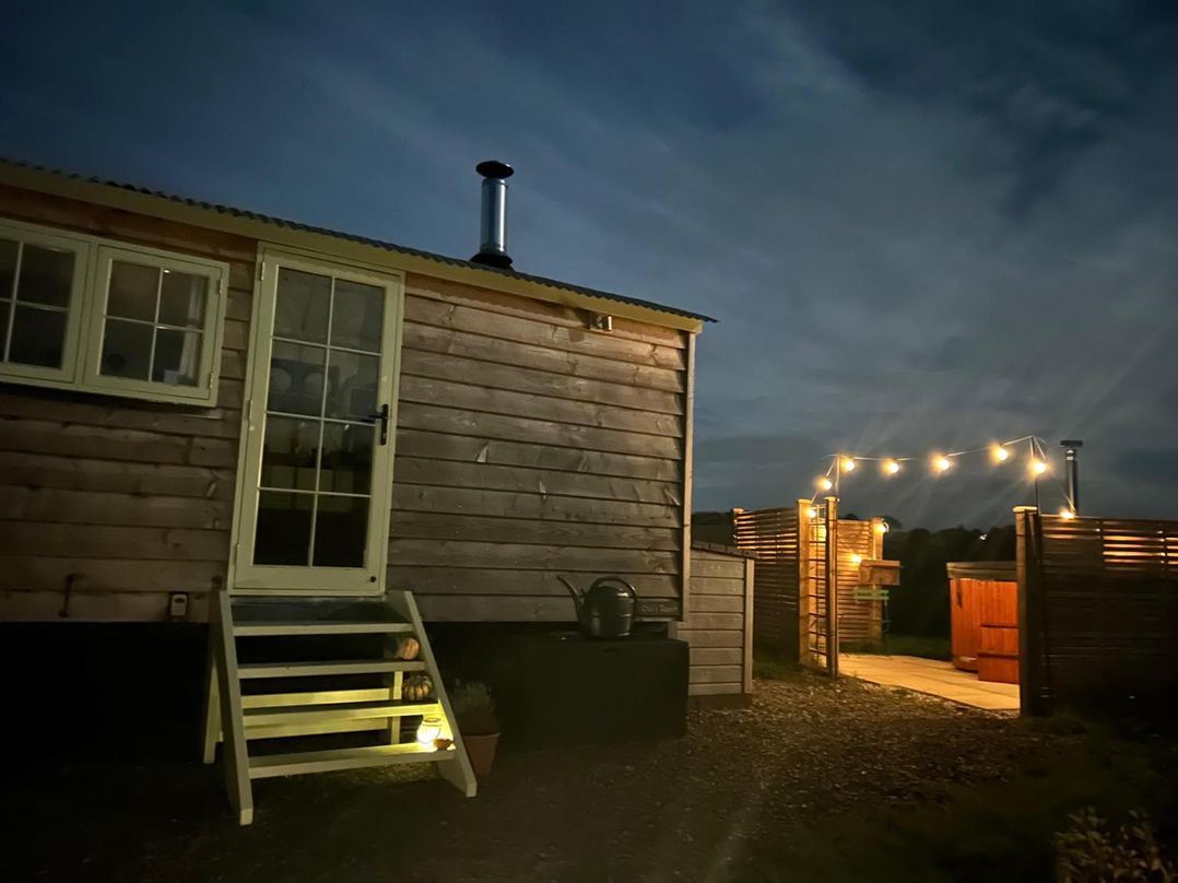 Cosy Luxury Owls Roost Hut with Private Hot Tub