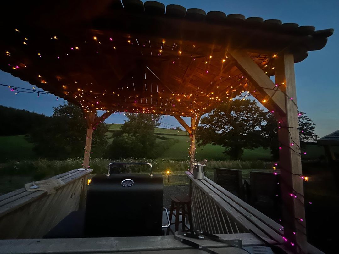 Cosy Luxury Owls Roost Hut with Private Hot Tub