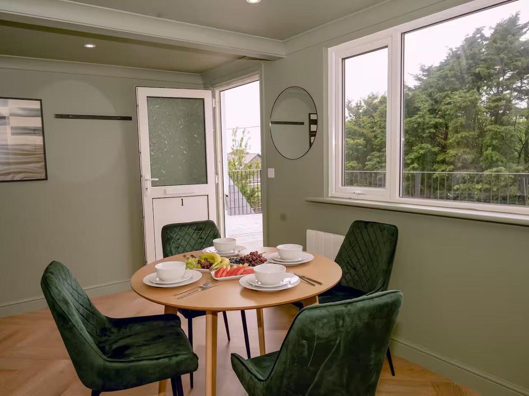1 Bedroom Apartment Sleeps 2  Pets Welcome