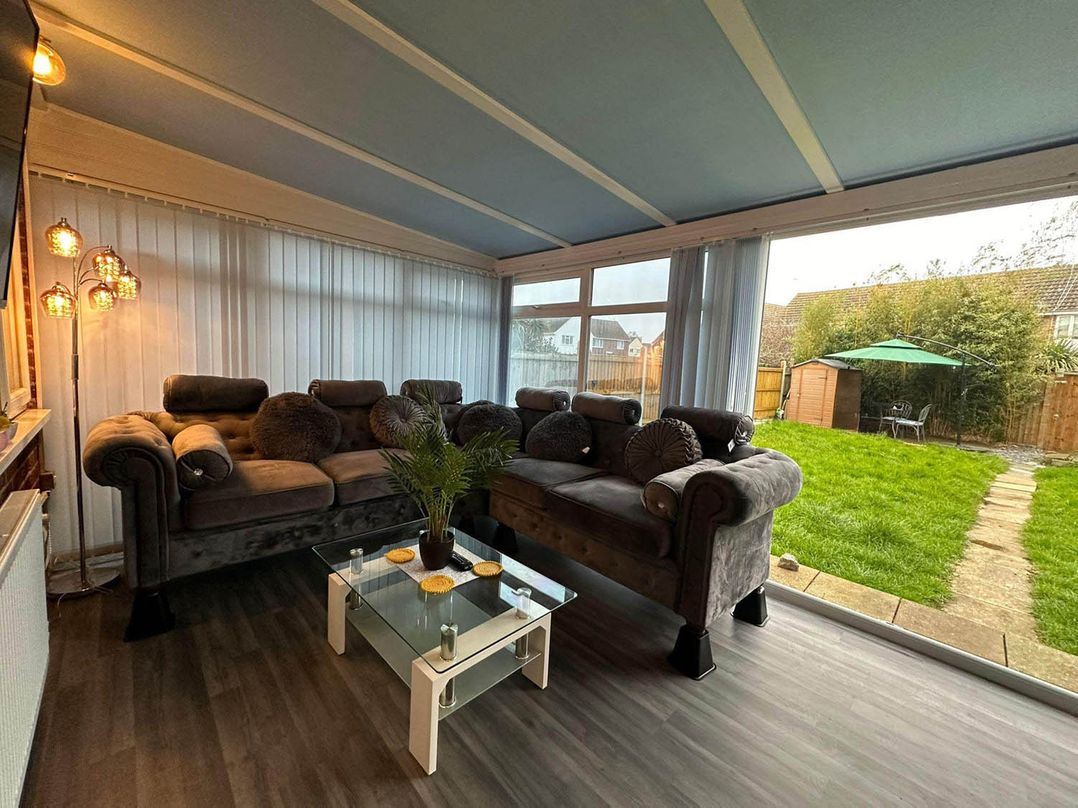4 Bed House Sleeps 8 Pets Parking Wifi