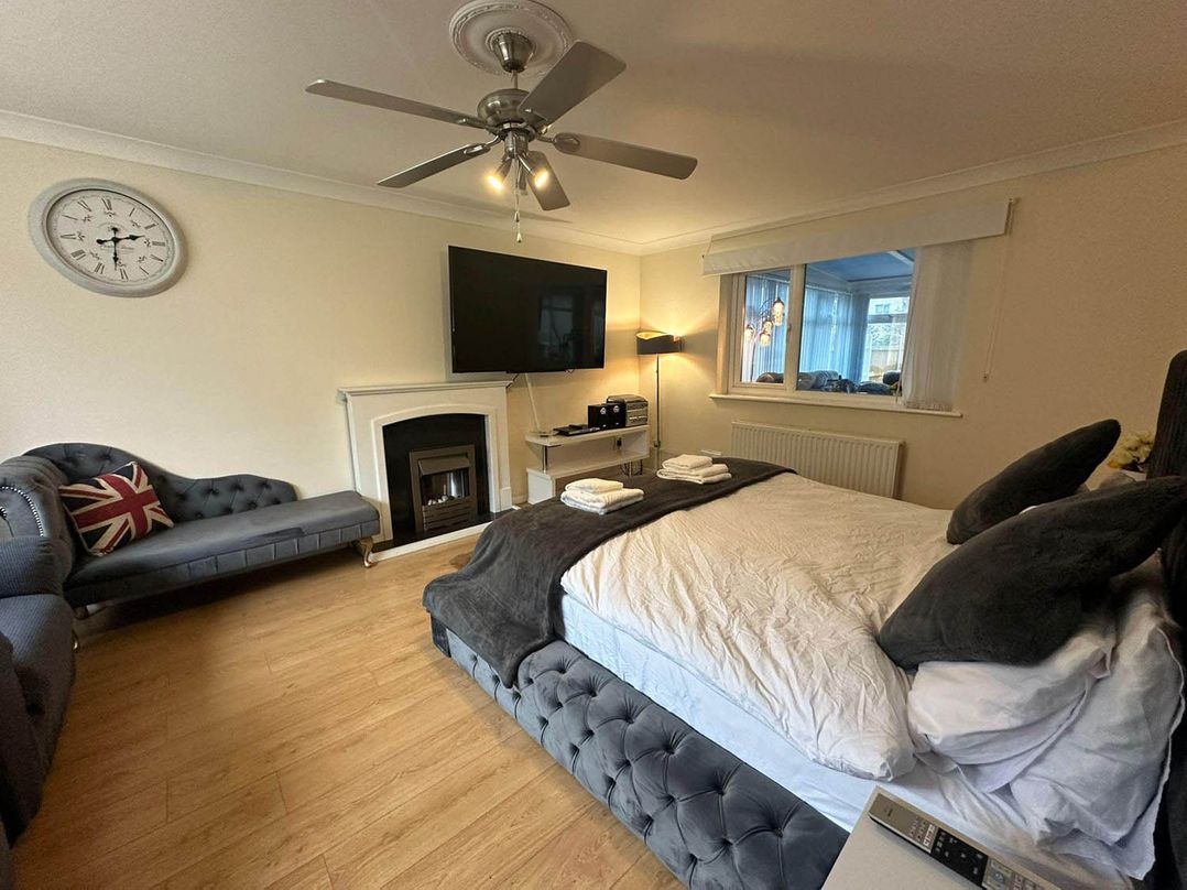 4 Bed House Sleeps 8 Pets Parking Wifi