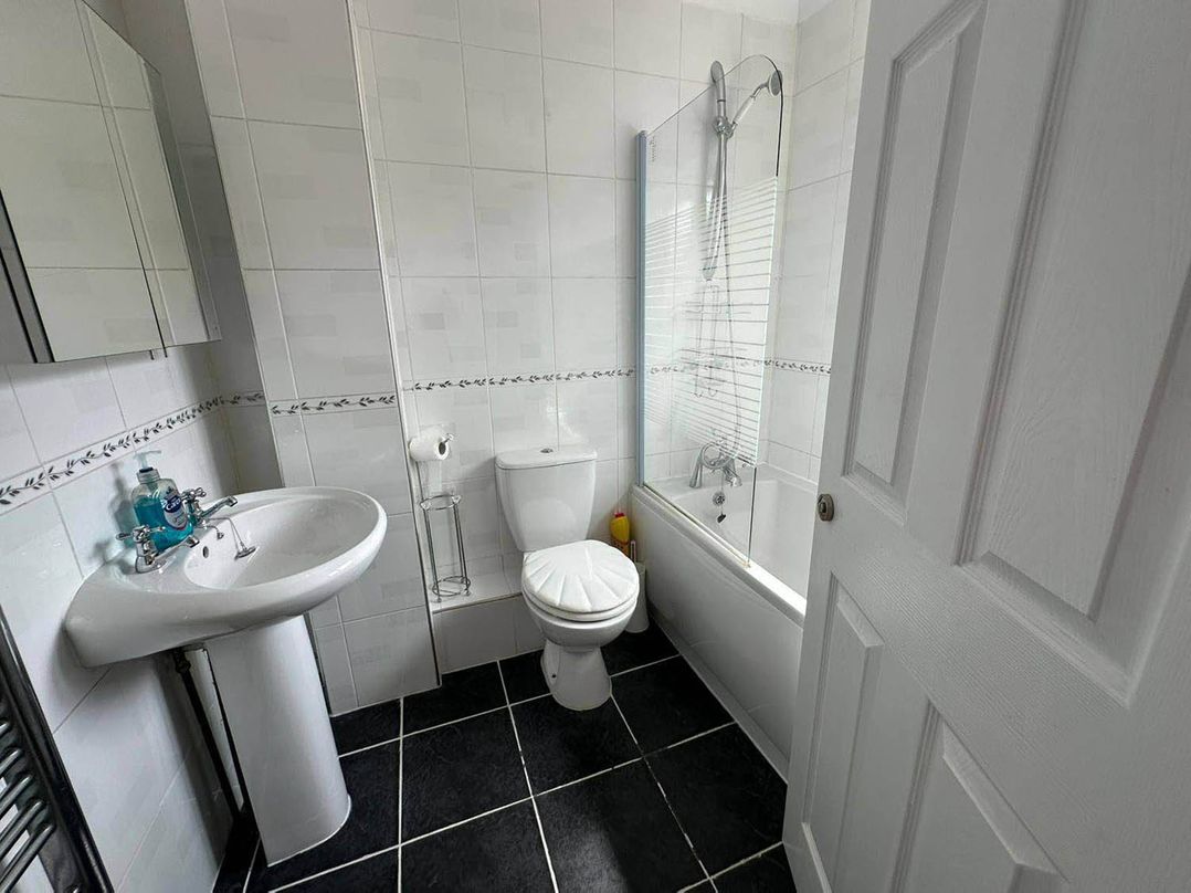 4 Bed House Sleeps 8 Pets Parking Wifi