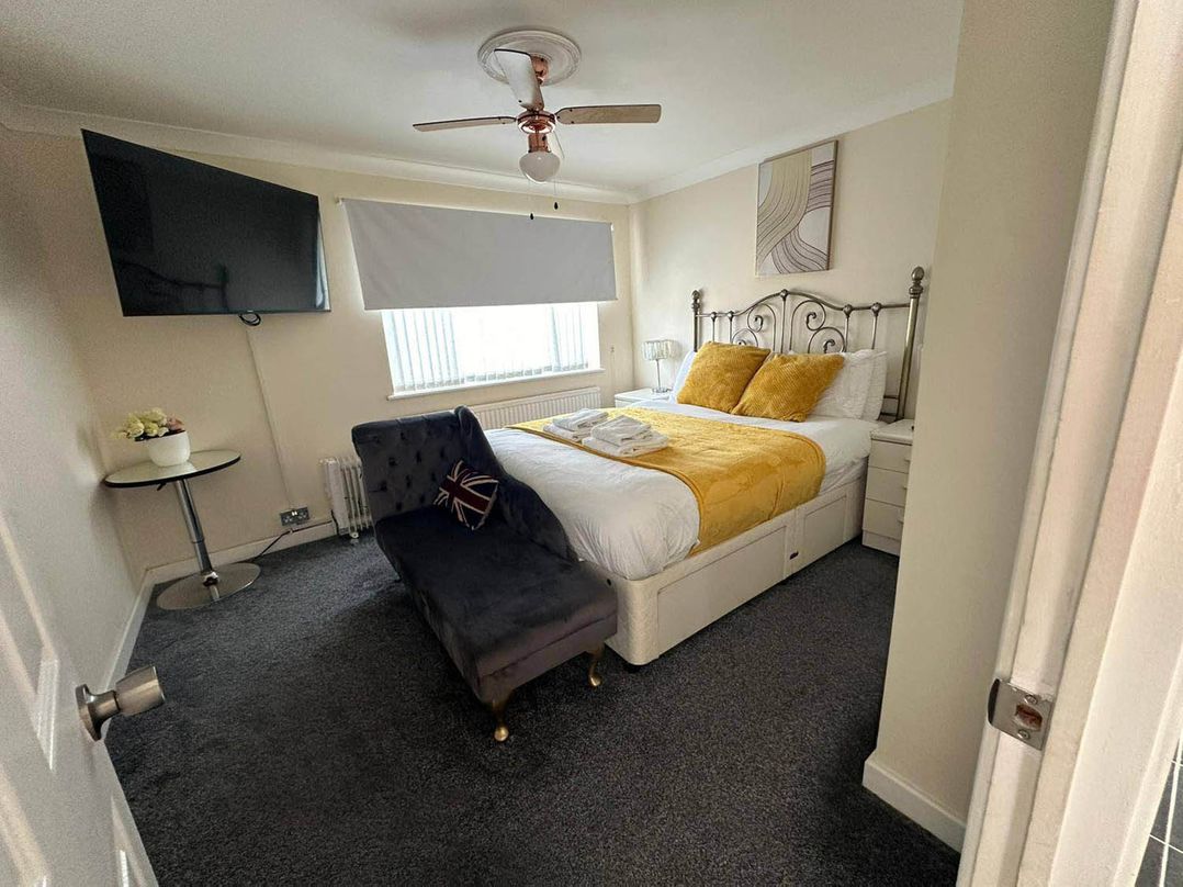 4 Bed House Sleeps 8 Pets Parking Wifi