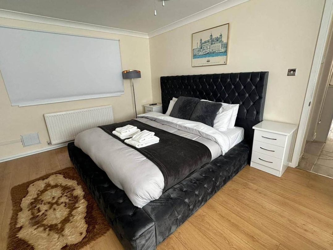 4 Bed House Sleeps 8 Pets Parking Wifi