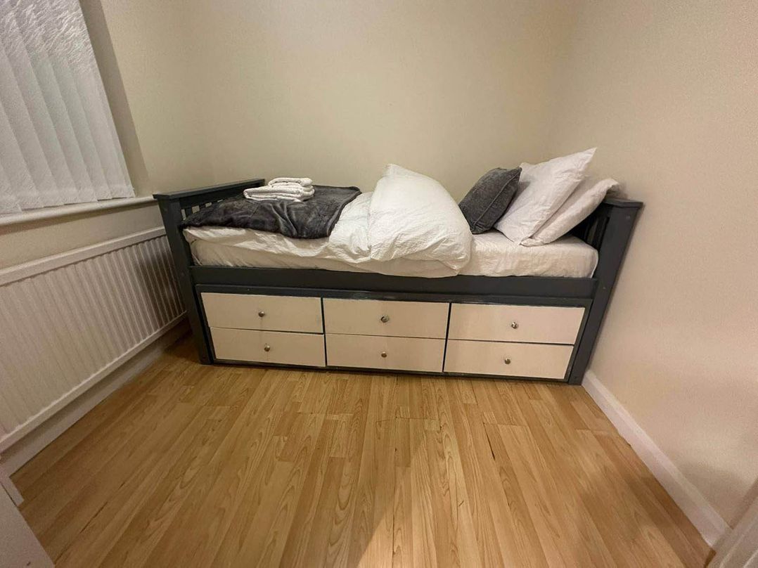 4 Bed House Sleeps 8 Pets Parking Wifi