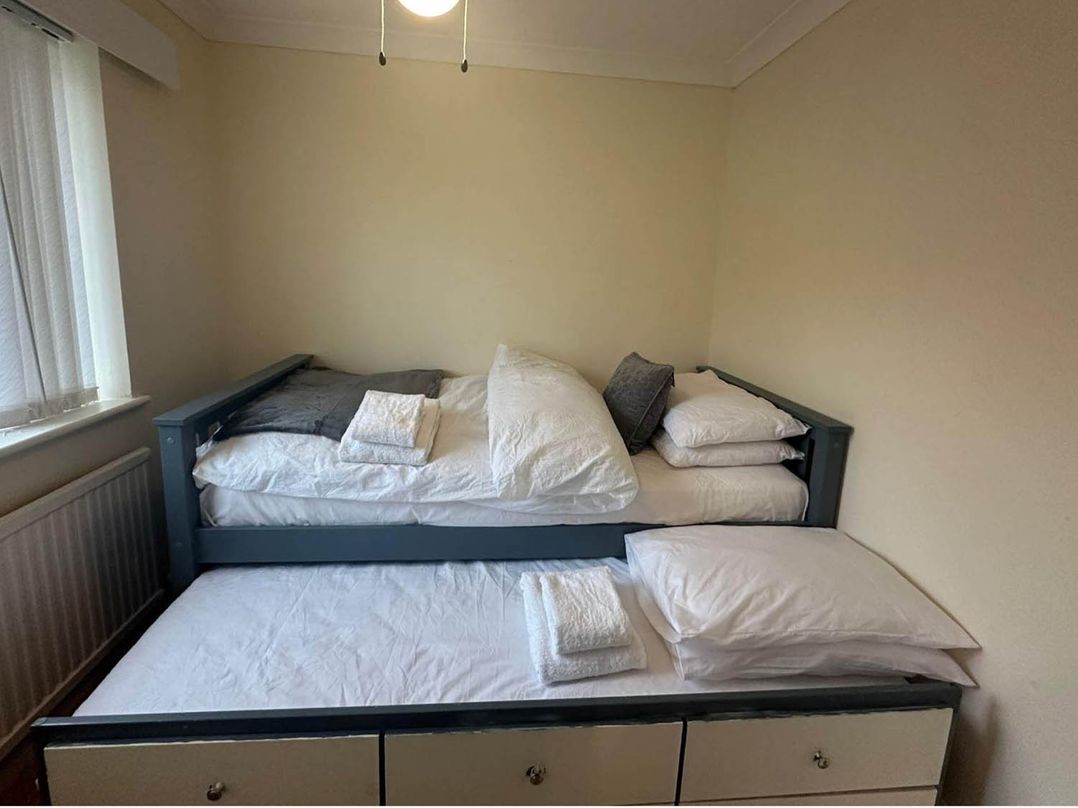 4 Bed House Sleeps 8 Pets Parking Wifi