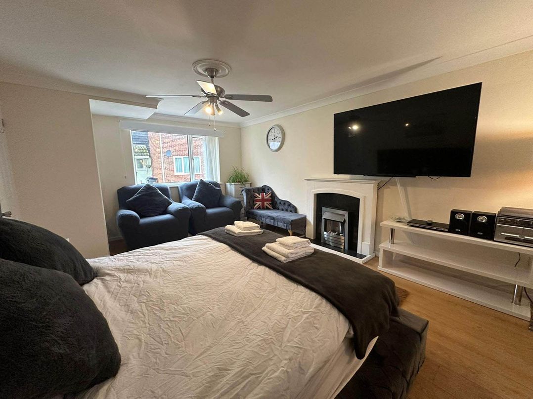 4 Bed House Sleeps 8 Pets Parking Wifi