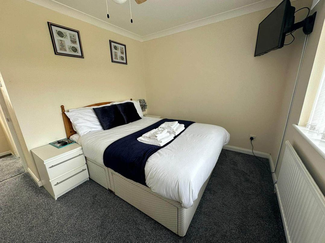 4 Bed House Sleeps 8 Pets Parking Wifi