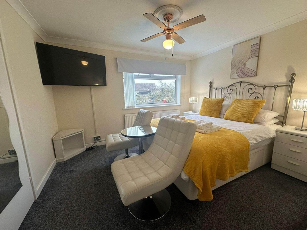 4 Bed House Sleeps 8 Pets Parking Wifi