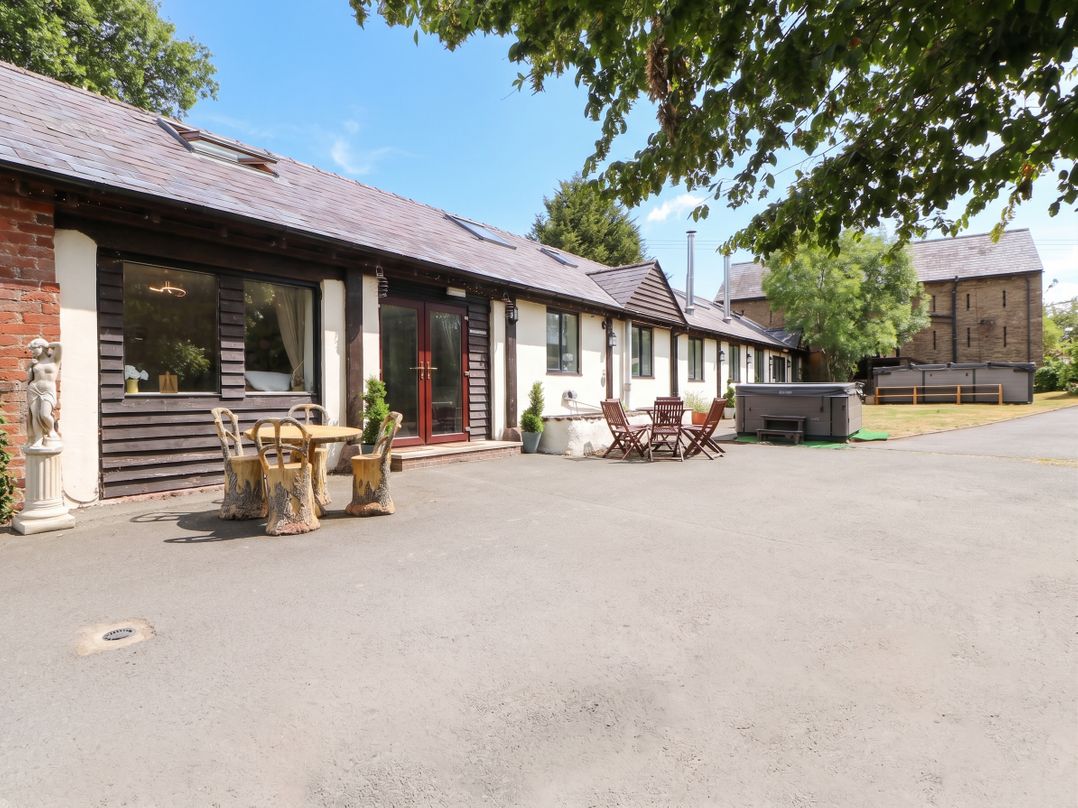 The Warm Hearth: 15 Acre Countryside Estate