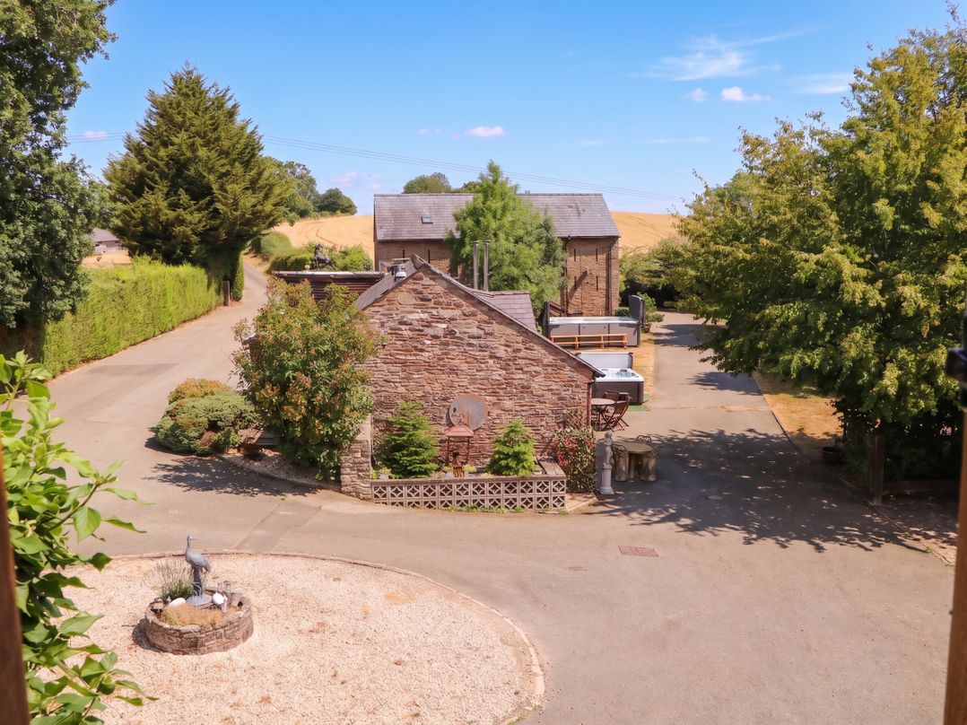 The Warm Hearth: 15 Acre Countryside Estate
