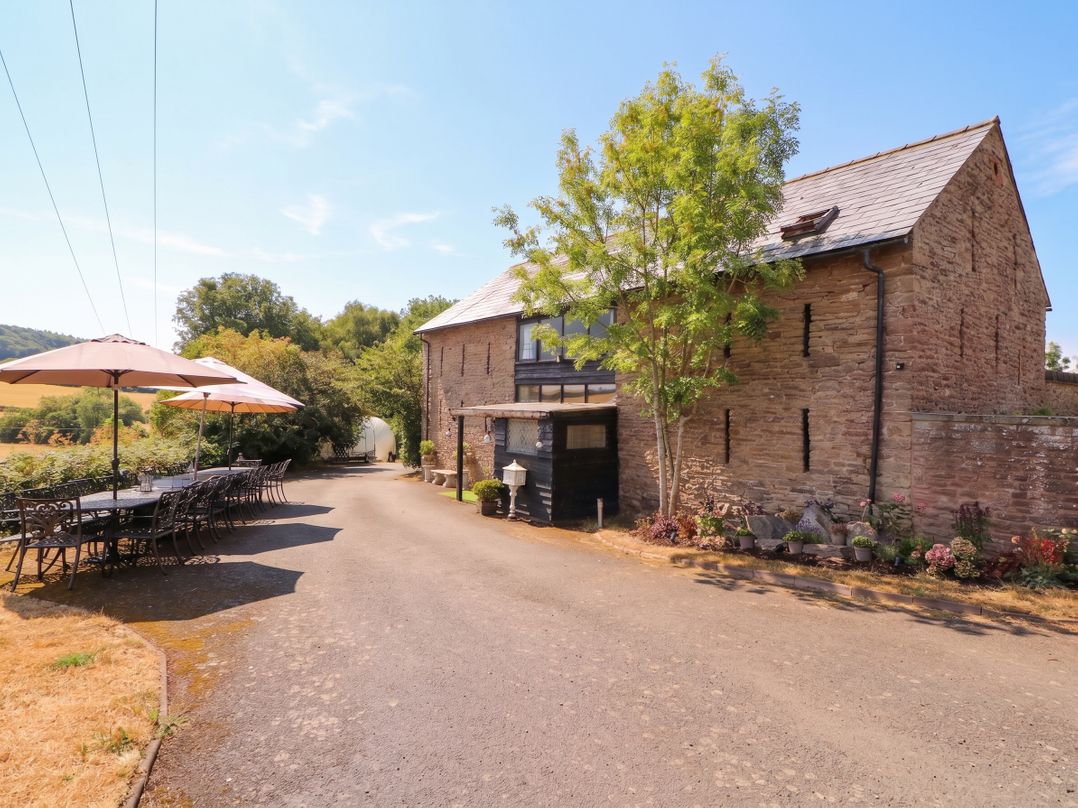 The Warm Hearth: 15 Acre Countryside Estate