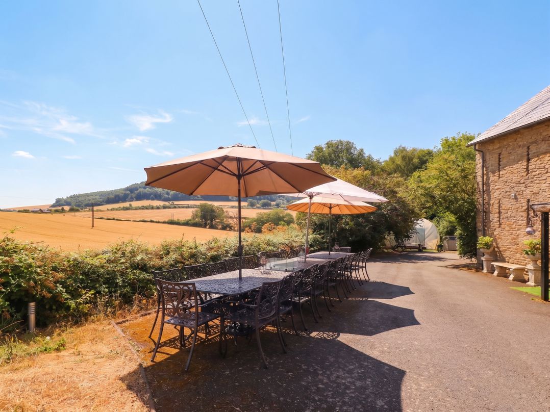 The Warm Hearth: 15 Acre Countryside Estate