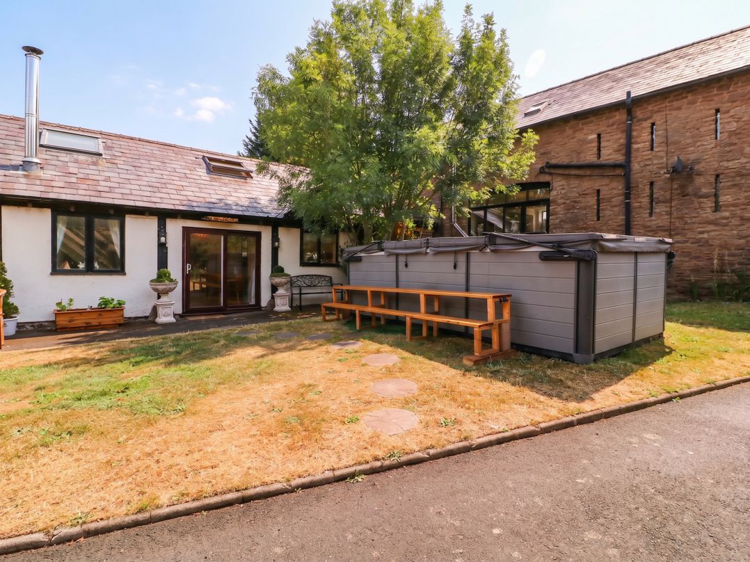 The Warm Hearth: 15 Acre Countryside Estate