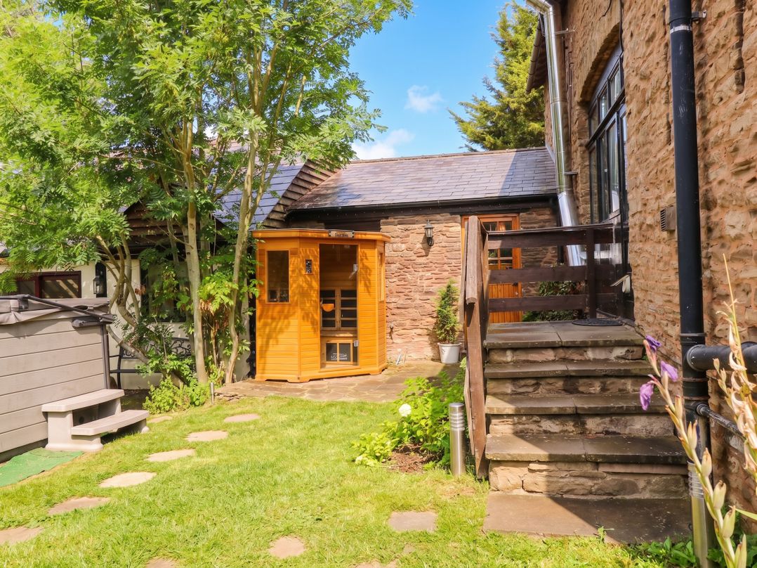 The Warm Hearth: 15 Acre Countryside Estate