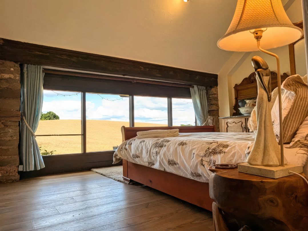The Warm Hearth: 15 Acre Countryside Estate