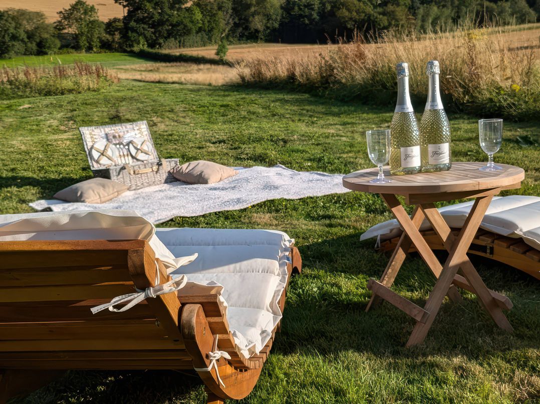The Warm Hearth: 15 Acre Countryside Estate