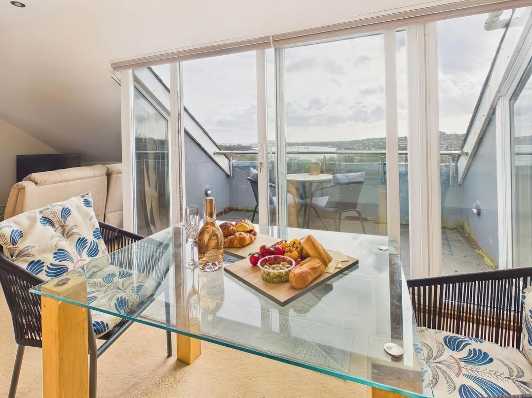 Apartment Sleeps 4 Enclosed Garden Pets Welcome