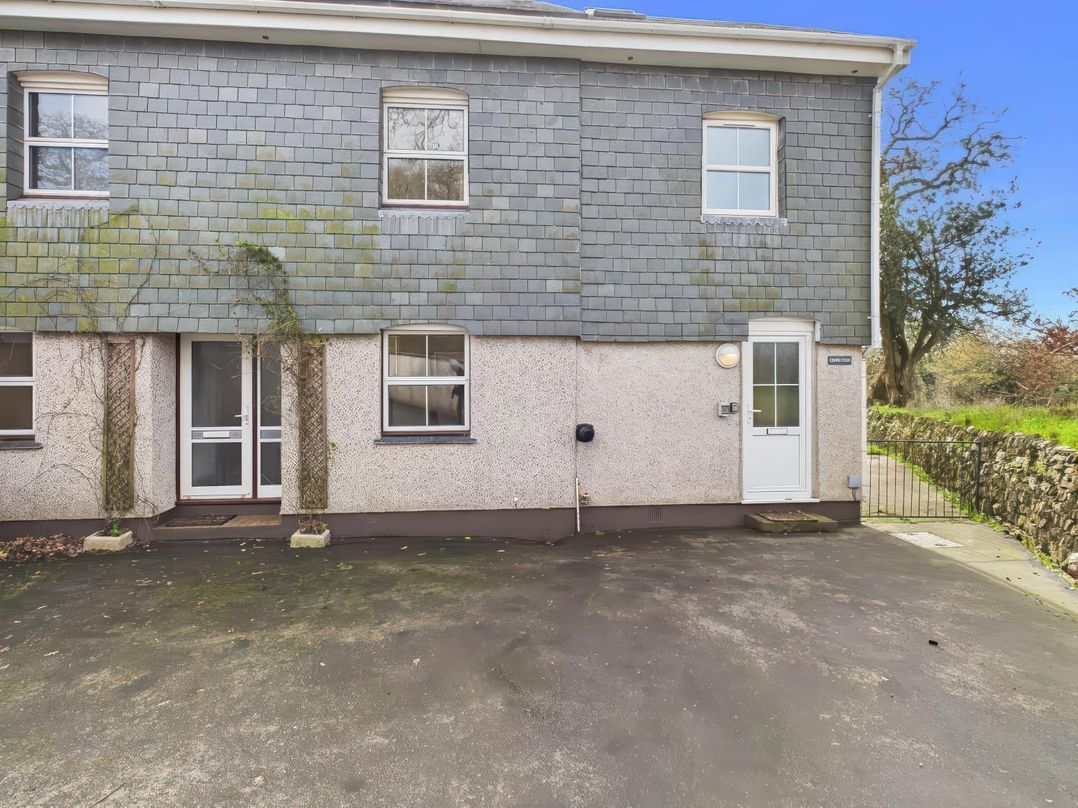 Apartment Sleeps 4 Enclosed Garden Pets Welcome