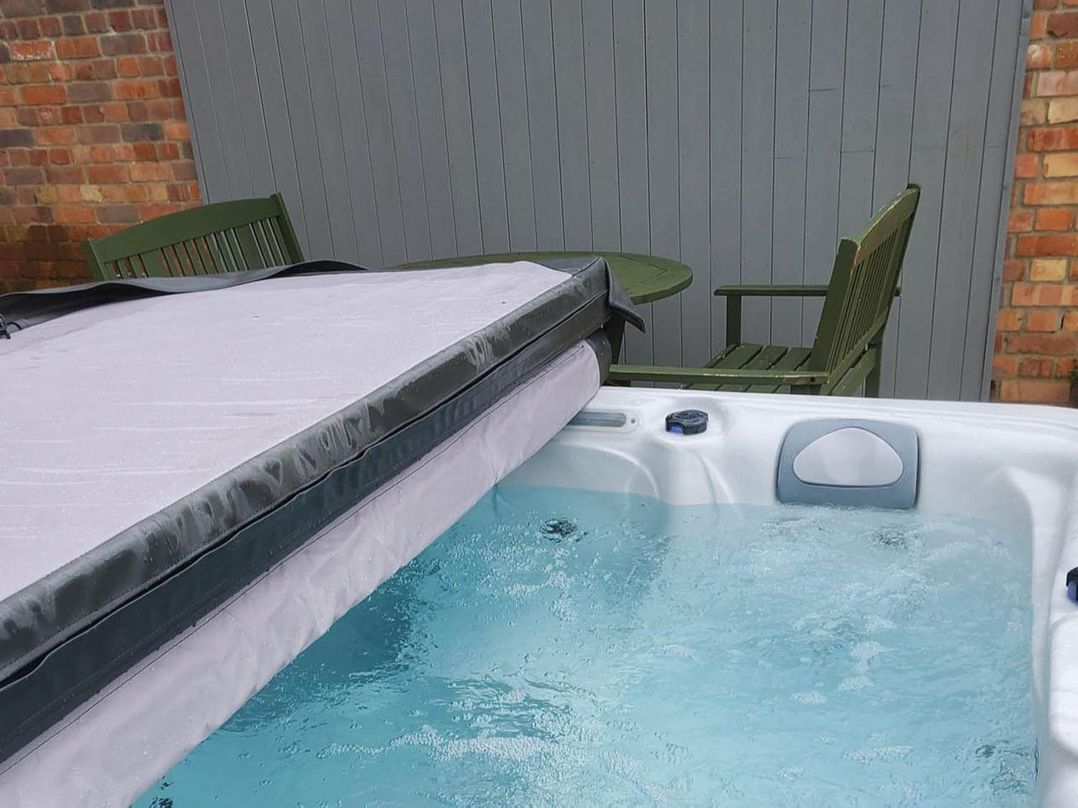 3 Bedroom Cottage Hot Tub Garden Parking