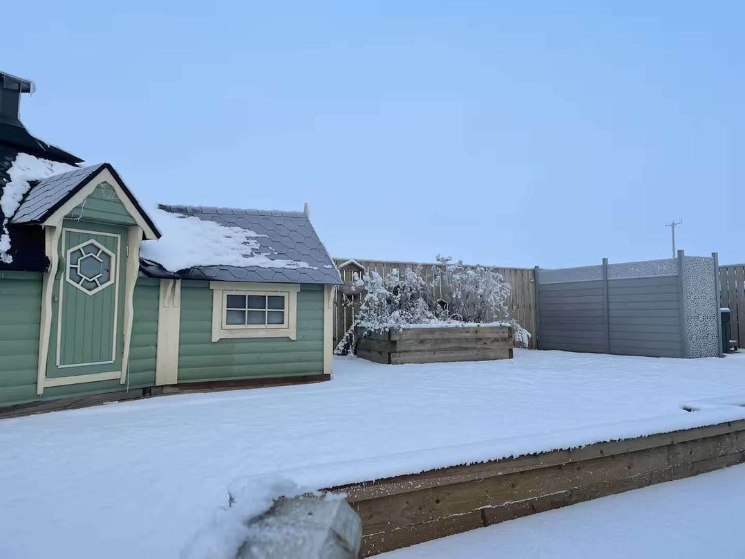 Cottage Sleeps 6 with Hot Tub and Bbq Hut